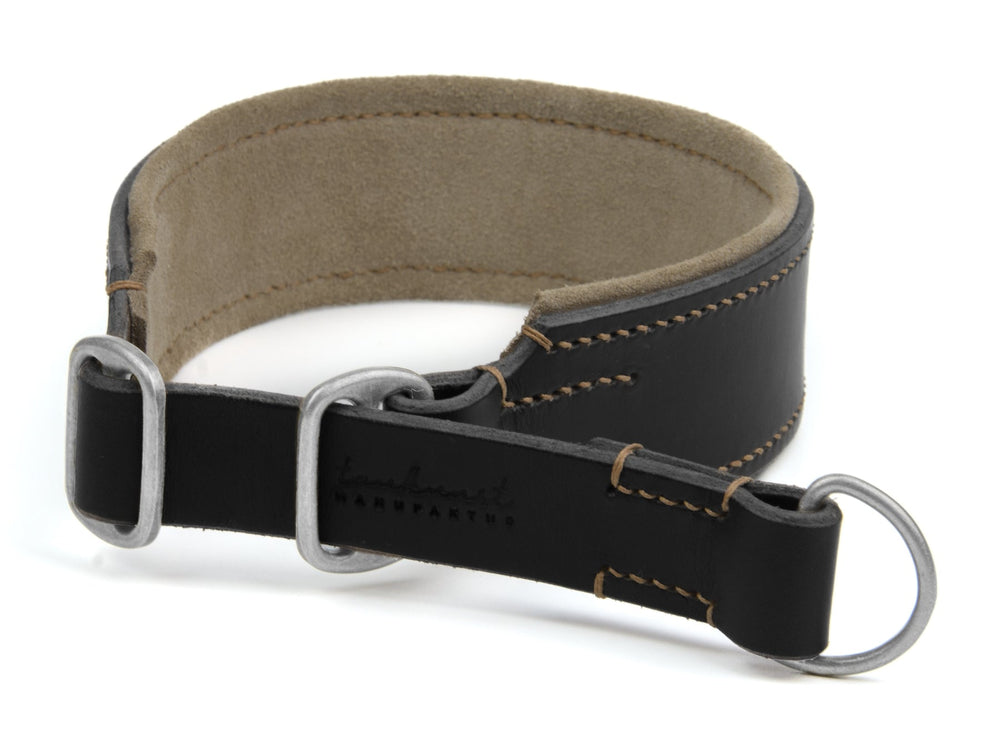 Schwarzes Lederhalsband mit weichem Innenfutter, einfacher Design, metallene Schnalle und helle Nähte.