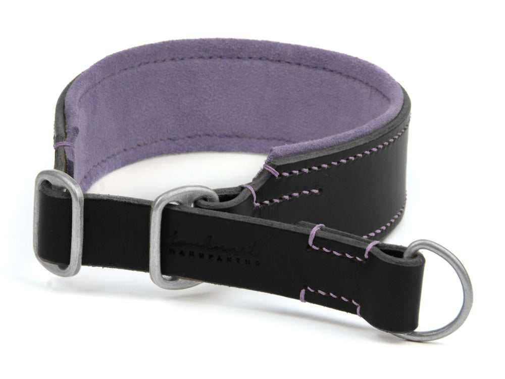 Schwarzes Lederhalsband mit lila Innenfutter, gepolstert, breiter Schnitt, Metallschnalle und D-Ring für Leine.