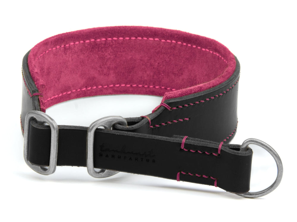 Schwarzes Lederhalsband mit pinkem Innenfutter, Metall-Schließe und D-Ring für Hunde, gut sichtbare Nähte.