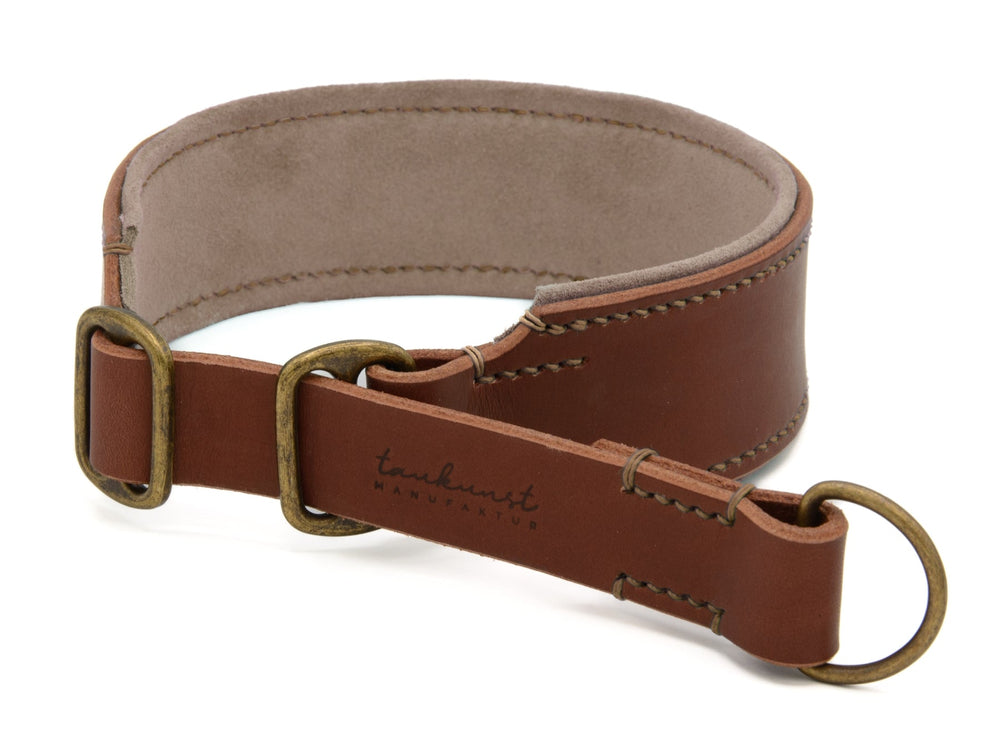 Braunes Zugstopp Lederhalsband WILDFANG mit weicher Innenseite und glänzender Außenseite, ideal für Hunde.