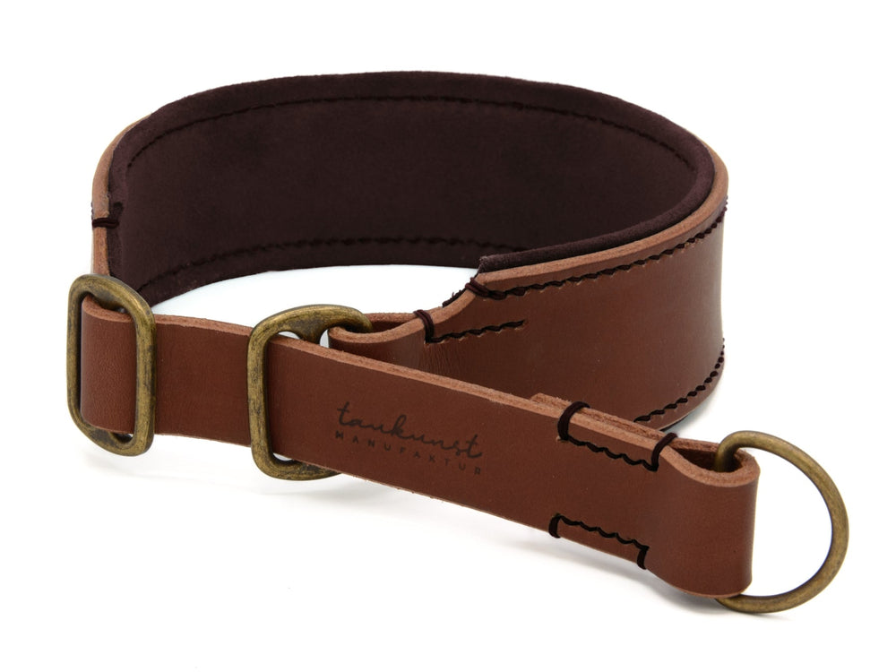 Braunes Lederhalsband "Wildfang" mit robusten Metallringen und handgenähter Verarbeitung, ideal für Komfort und Haltbarkeit.