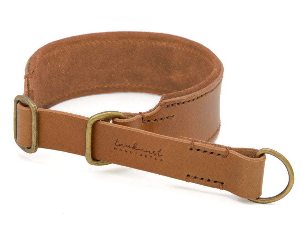 Braunes Lederhalsband "Wildfang" mit geschwungener Form und Metallschnalle. Perfekt für stilbewusste Hundehalter.