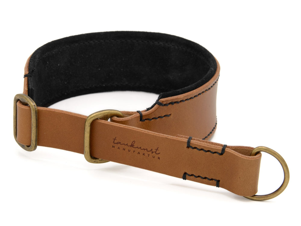 Braunes Lederhalsband mit schwarzem Innenfutter, D-Ringen und handgenähter Optik - Wildfang.