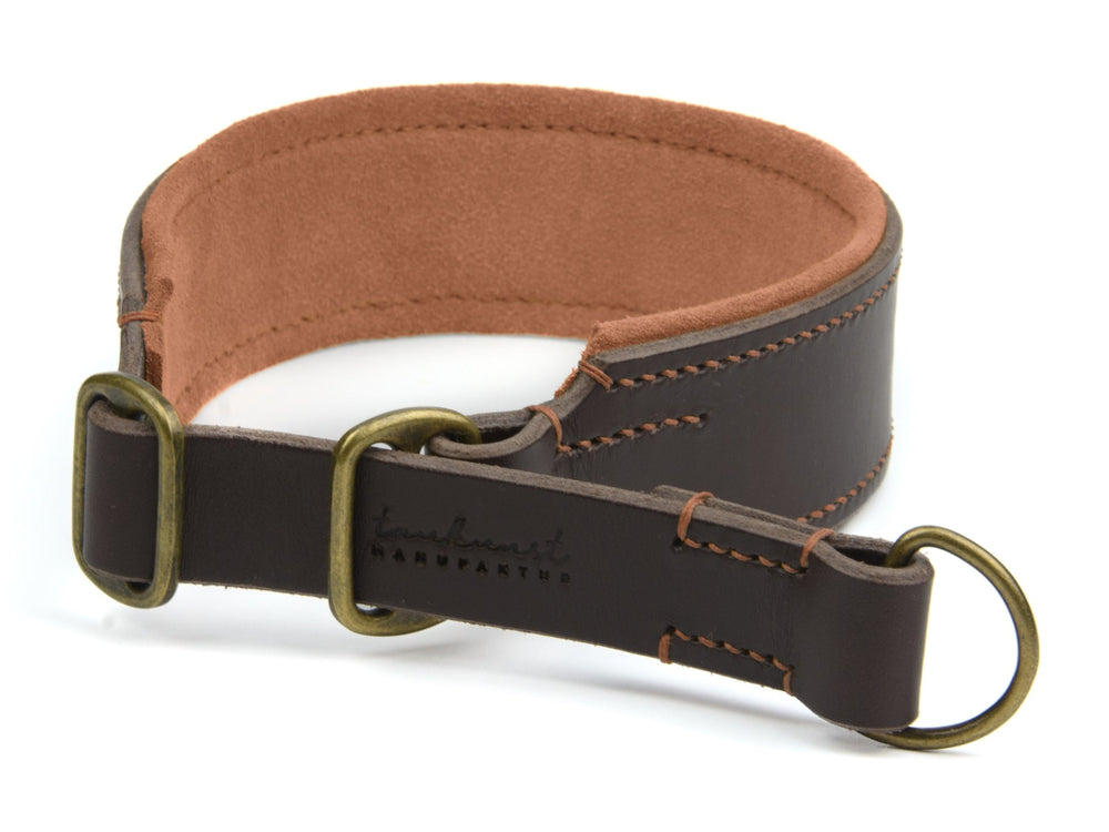 Braunes Lederhalsband "Wildfang" mit weicher Innenseite, goldfarbenen D-Ringen und verstellbarem Verschluss.