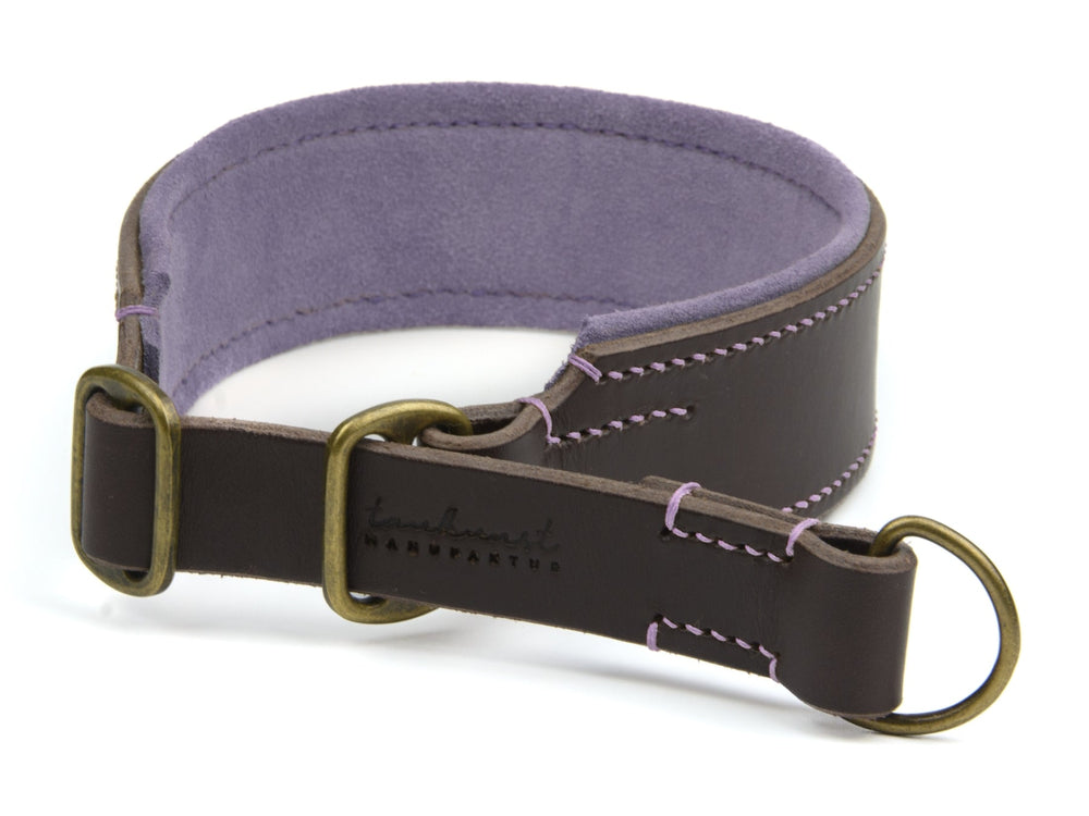 Braunes Lederhalsband für Hunde mit lila Innenfutter, breitem Design und zwei D-Ringen für sicheres Befestigen.