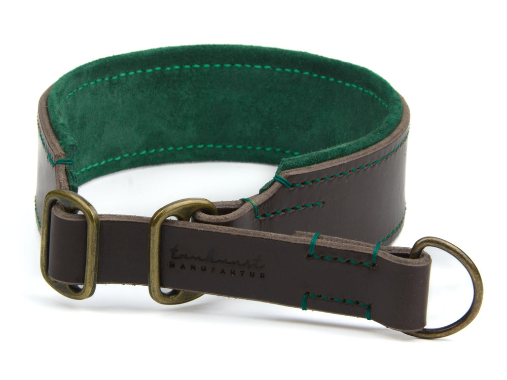 Hochwertiges braunes Lederhalsband mit grünem Veloursfutter, robuster Schnalle und D-Ring für die Leine.