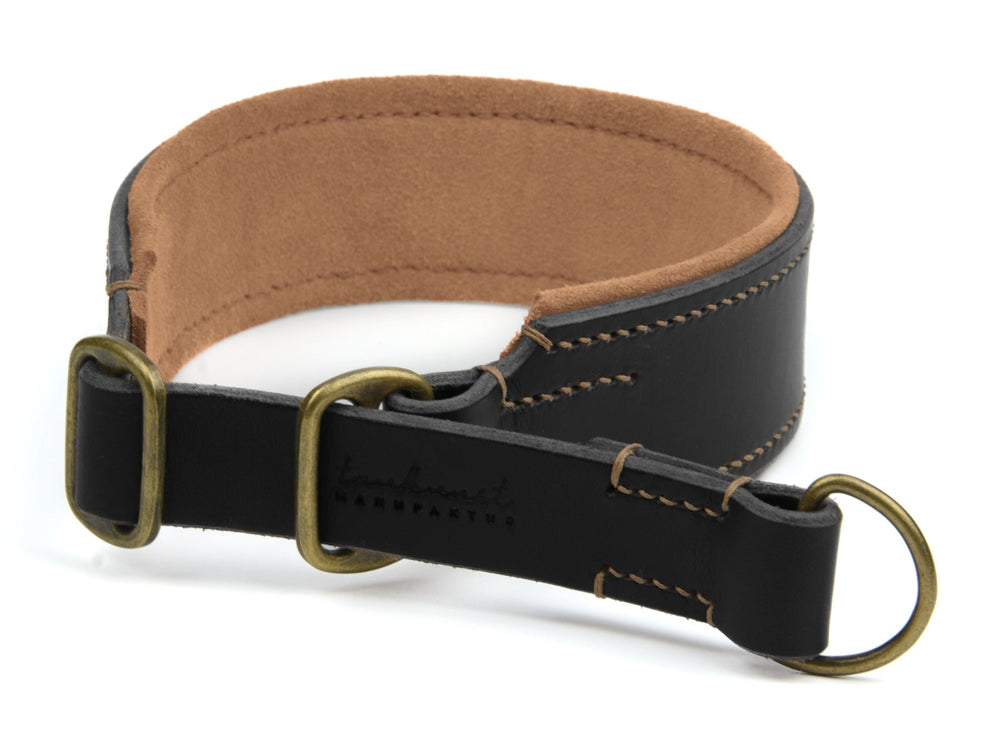 Schwarzes Zugstopp Lederhalsband mit brauner Innenseite und bronzeartigen D-Ringen für optimalen Halt.