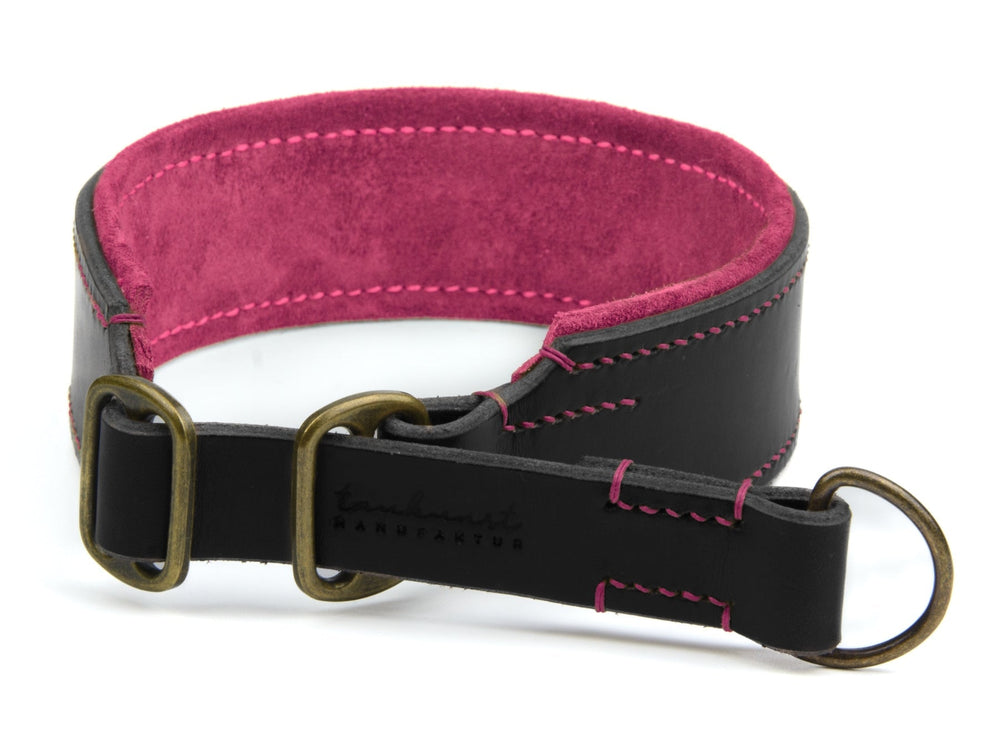 Schwarzes Lederhalsband mit pinkfarbener Unterseite für Hunde, kontrastierende Nähte und bronzefarbene Metallschnalle.