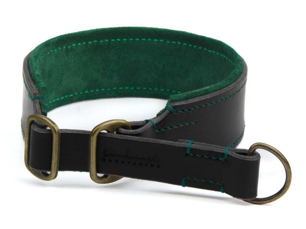 Schwarzes Lederhalsband mit grüner Innenauskleidung, bronzeartiger Schnalle und D-Ring für Hunde. Robust und stilvoll.
