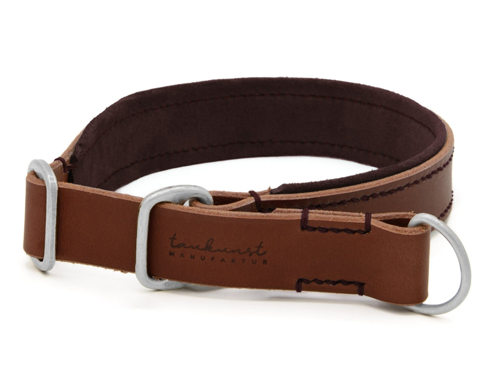 Braunes Lederhalsband für Hunde mit modernem Design und silberner Metallöse, eingeprägtem "tanukunst MANUFAKTUR"-Schriftzug.