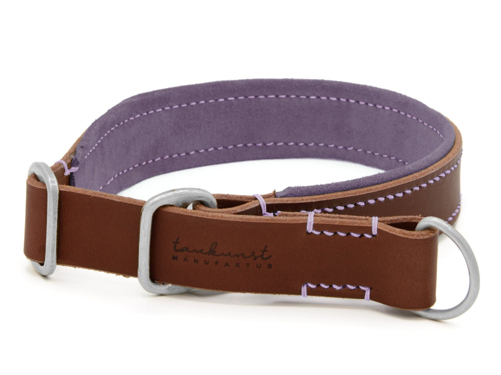 Braunes Lederhalsband für Hunde mit lila Details, robust und mit D-Ringen von tankurst manufaktur.