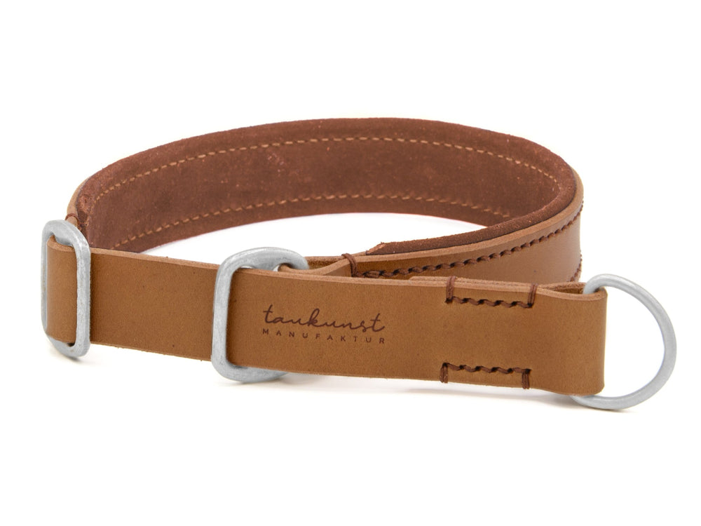 Braunes Lederhalsband "Wildfang" mit flachem Riemen, Metallschlaufe und stabiler Naht für sichere Hundehaltung.