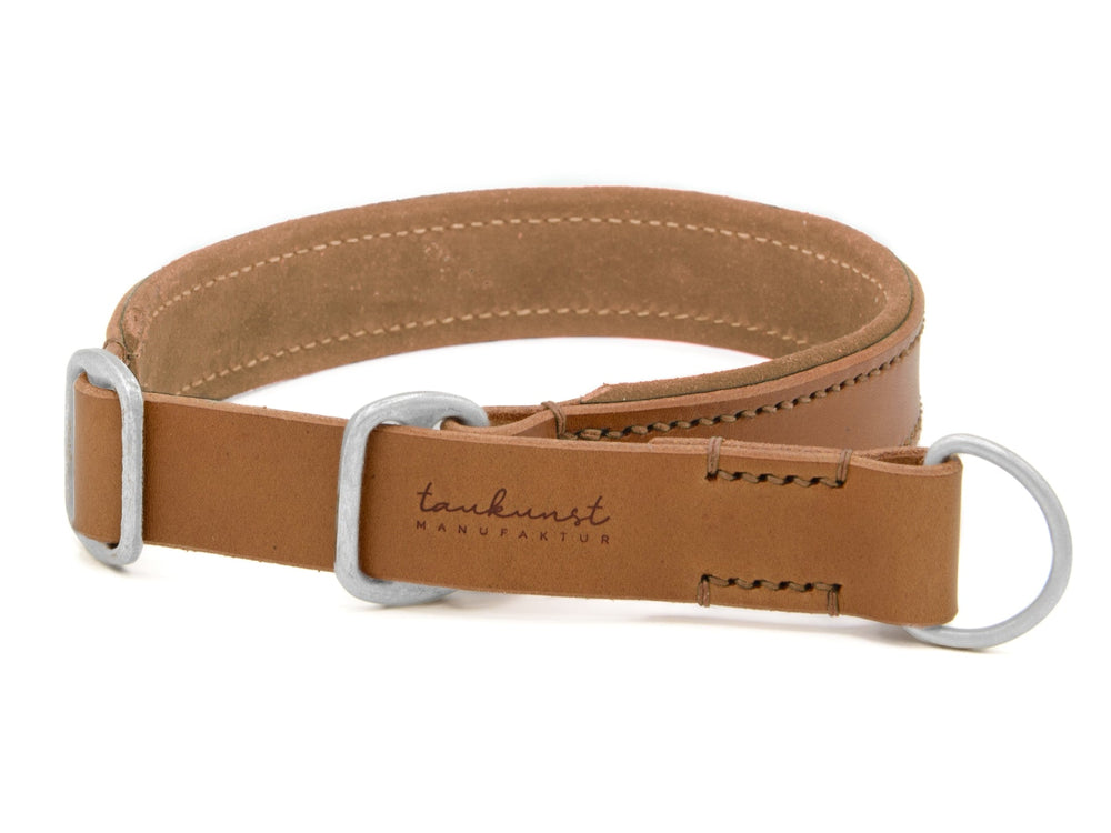 Braunes Lederhalsband "Wildfang" mit glatter Oberfläche und zwei silbernen Metallringen, hochwertig verarbeitet.