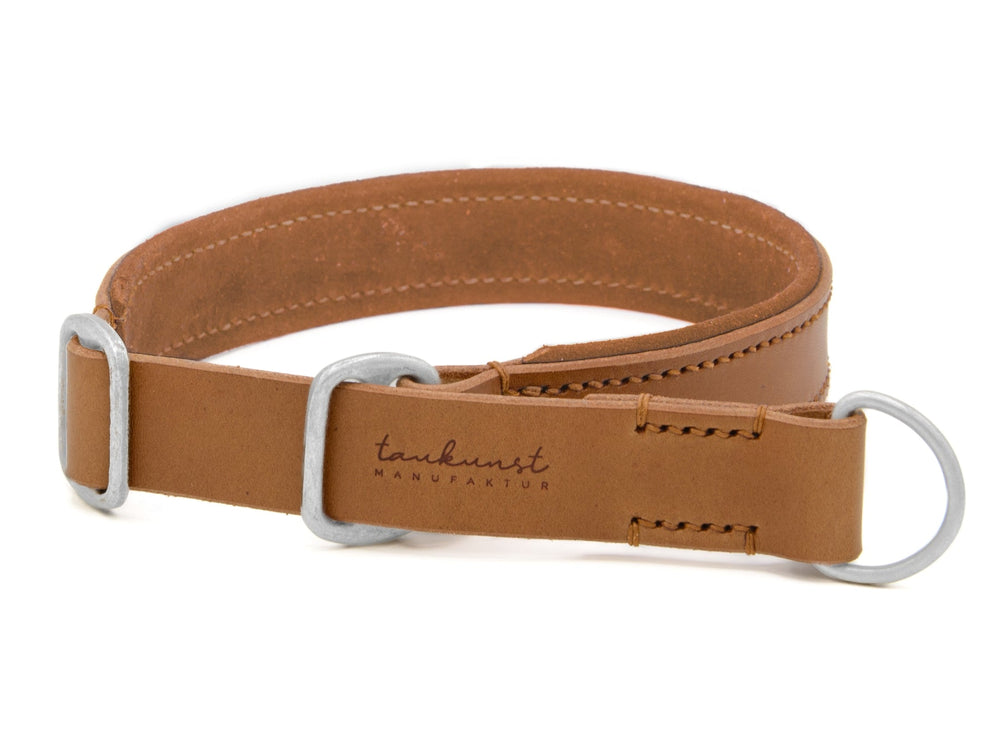 Braunes Lederhalsband mit silberner Schnalle und D-Ringen, geprägt mit "tankunst MAN", ideal für aktive Hunde.