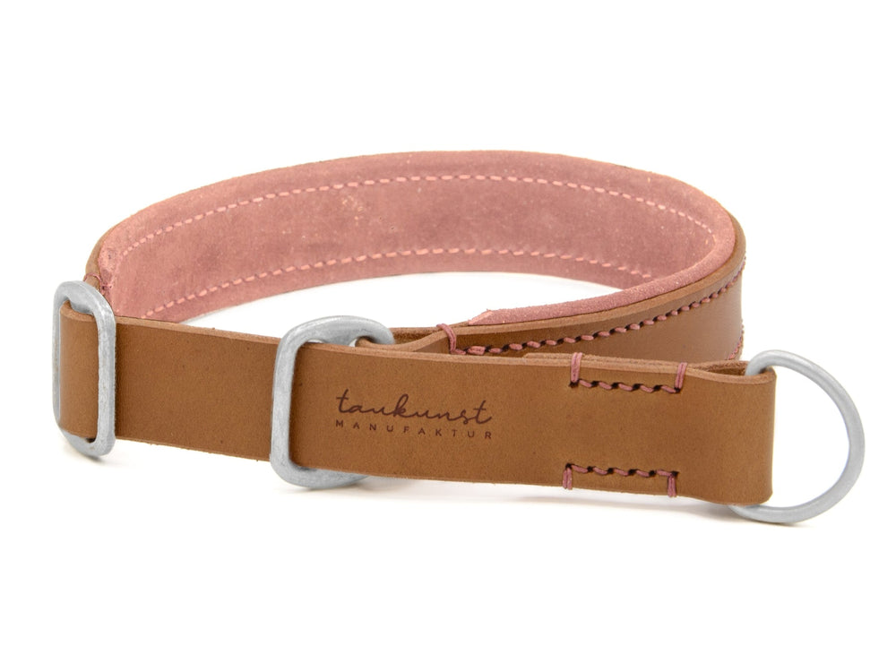 Braunes Lederhalsband mit pinker Innenseite und silbernen D-Ringen, elegant verarbeitet für Hunde.