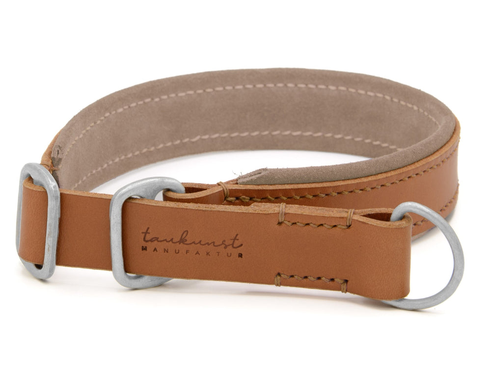 Hochwertiges hellbraunes Lederhalsband mit Wildleder-Innenseite und metallener Schnalle für Hunde.