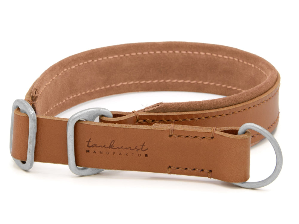 Braunes Lederhalsband „Wildfang“ mit silbernen Schnallen und samtiger Innenseite von tankunst MANUFAKTUR.