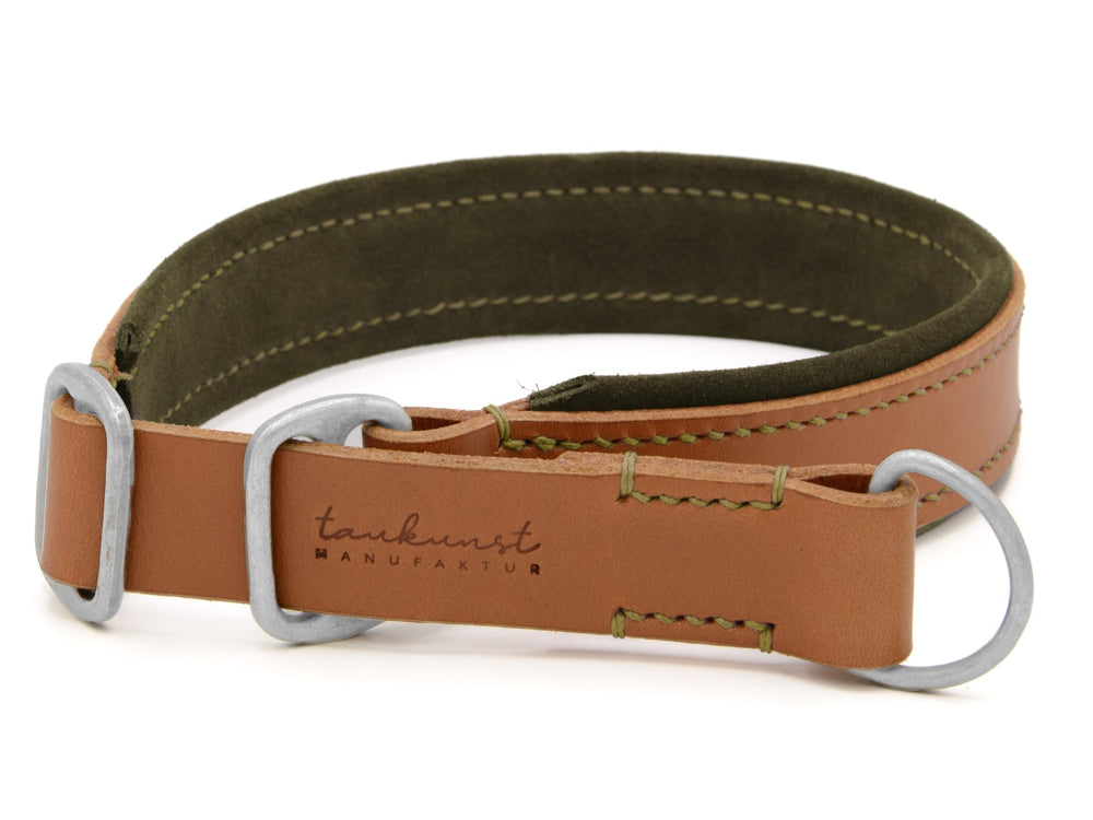 Braunes Zugstopp Lederhalsband Wildfang mit grüner Innenauskleidung und zwei silbernen D-Ringen, geprägt von tankunst manufaktur.