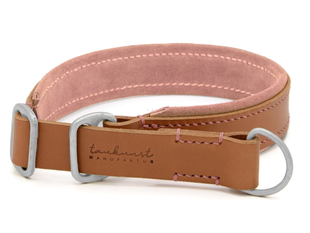 Handgefertigter Zugstopp Lederhalsband Wildfang in hellbraun mit pinker Innenauskleidung und silberner Metallschnalle.