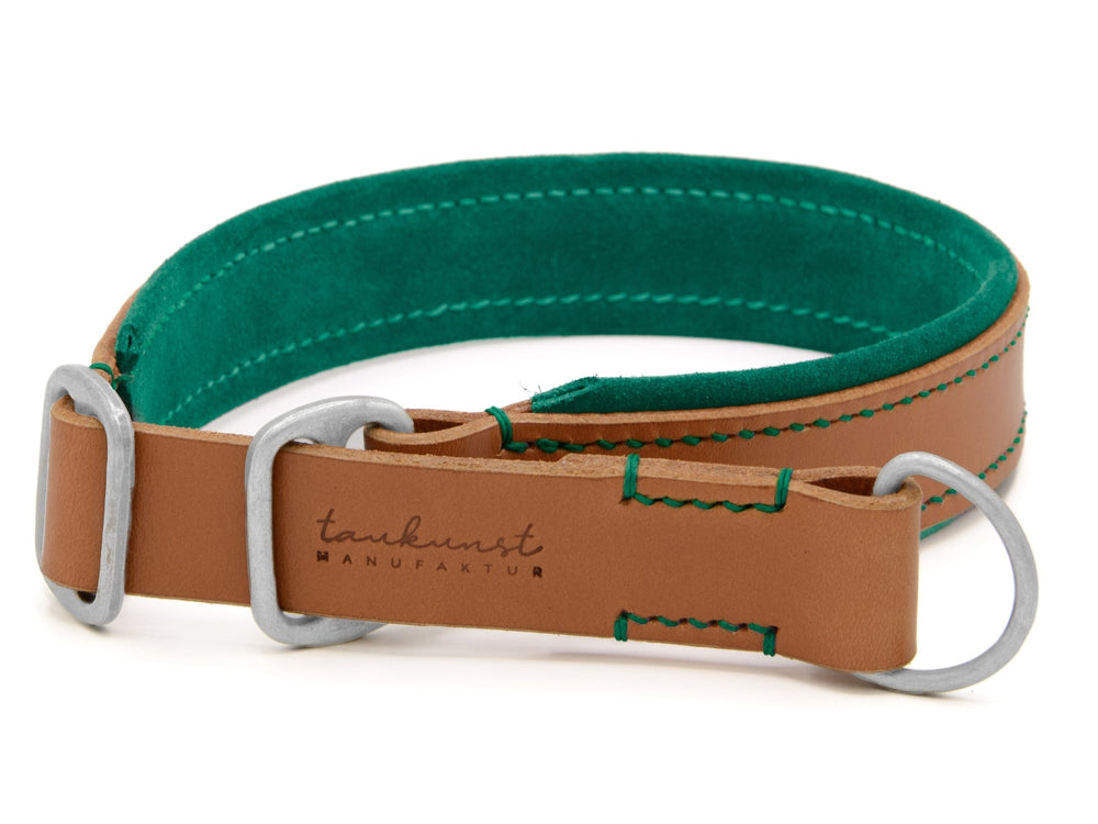Hochwertiges Lederhalsband für Hunde in Braun mit samtgrünem Innenfutter und robustem Zugstopp-Mechanismus.