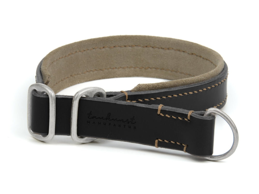 Hochwertiges schwarzes Lederhalsband mit weichem Innenfutter und silbernen D-Ringen. Ideal für stilvolle Hundebesitzer.