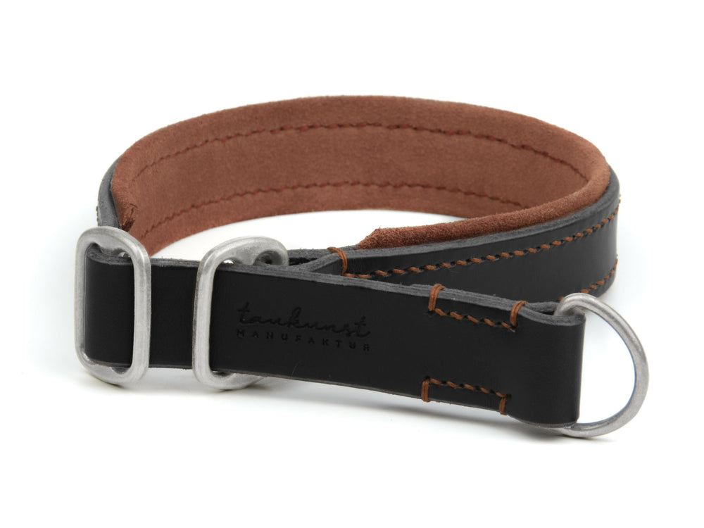 Schwarzes Lederhalsband mit brauner Innenseite, zwei Schnallen und kontrastierenden Nähten, ideal für Hunde.