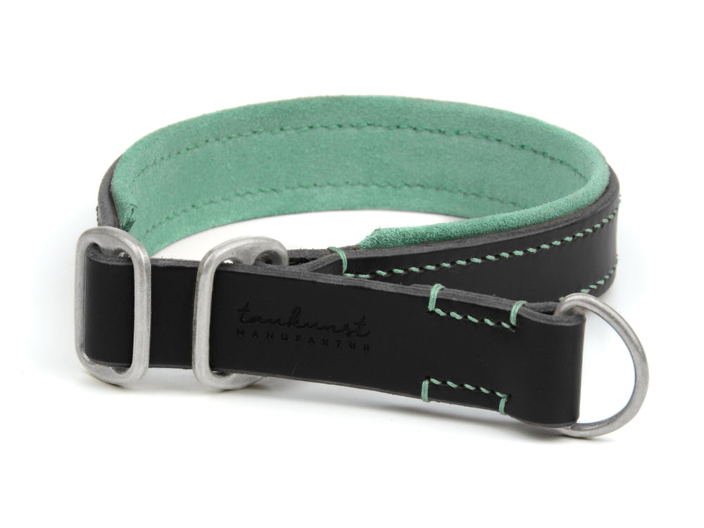 Schwarzes Lederhalsband mit mintgrüner Innenseite, silbernen D-Ringen und Markenprägung für Hunde.