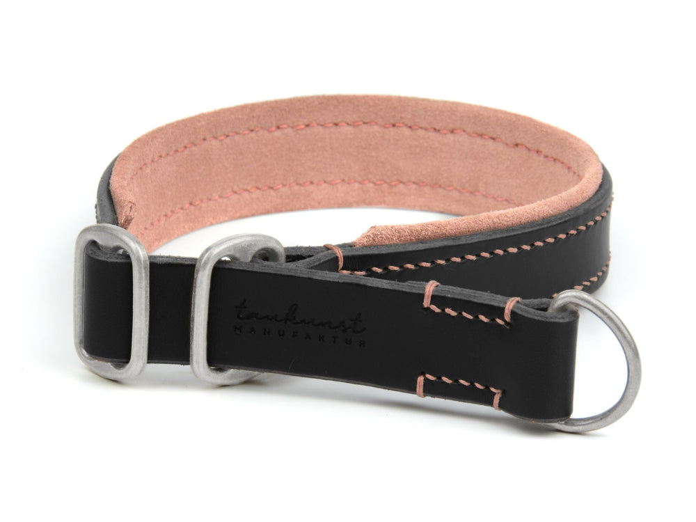 Schwarzes Lederhalsband für Hunde mit pinkfarbener Innenauskleidung und silberner Metallschnalle.