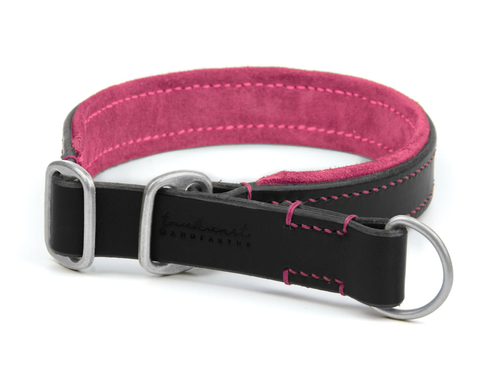 Schwarzes Hundehalsband mit pinken Nähten und weicher Innenseite, ausgestattet mit metallener Schnalle und D-Ring.