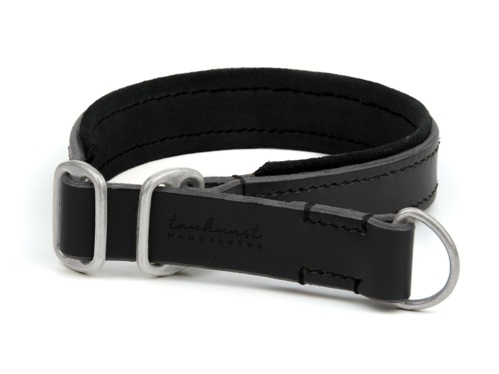 Schwarzes Lederhalsband mit Nähten und zwei silbernen D-Ringen, beschriftet mit „traumkurst MANUFAKTUR“.