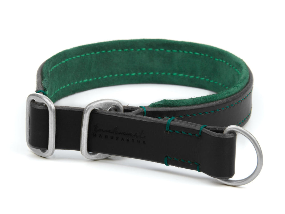 Zugstopp Lederhalsband Wildfang in Schwarz mit grüner Innenauskleidung und silberner Schnalle für Hunde.