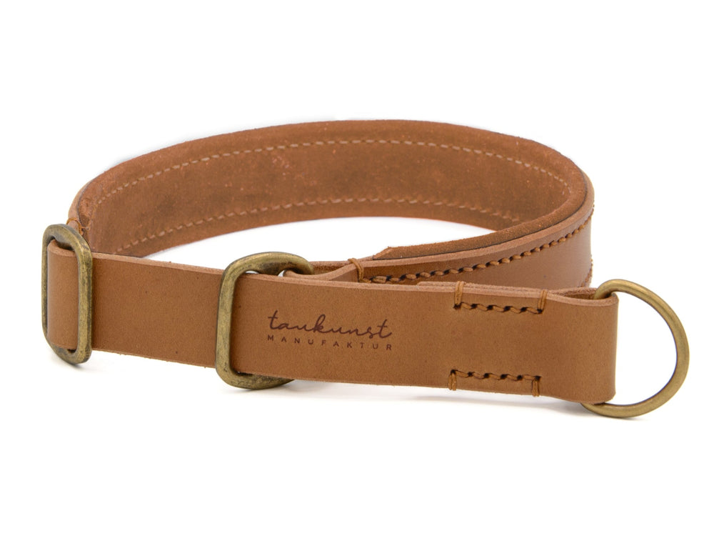 Hellbraunes Zugstopp Lederhalsband Wildfang mit Messingschnalle und D-Ring für flexible Verschlussoptionen.