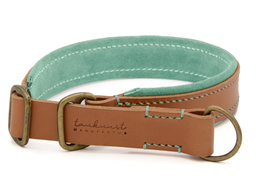 Braunes Lederhalsband mit hellblauer Innenseite und kontrastierenden Nähten für Hunde. Robuster Zugstopp-Verschluss in Bronze.