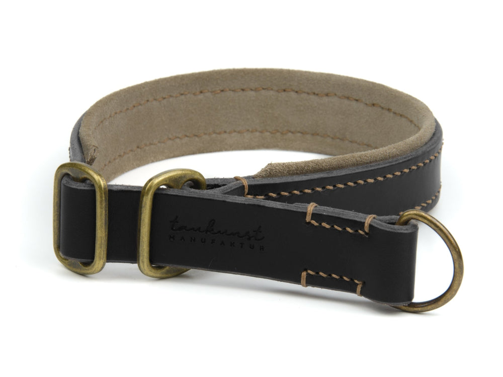 Robustes schwarzes Lederhalsband für Hunde mit weichem Futter und zwei goldenen D-Ringen zur Leinenbefestigung.