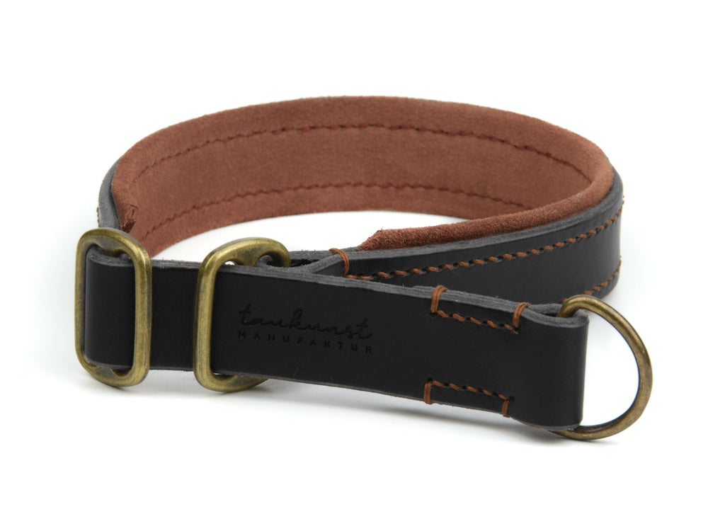 Schwarzes Lederhalsband mit braunen Akzenten und Messing-Ringen, weich gefüttert, von der Marke Wildfang.