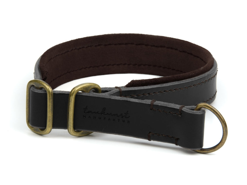 "Hochwertiges Lederhalsband für Hunde in Schwarz mit brauner Innenseite und goldfarbenen Metallringen."
