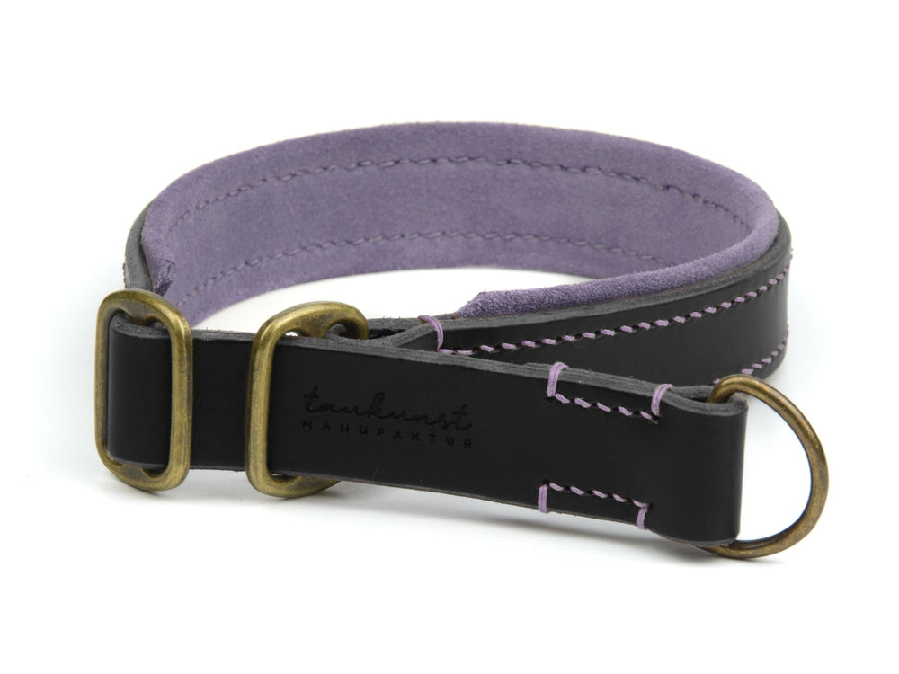 Schwarzes Lederhalsband mit lila Innenfutter, goldenen D-Ringen und lila Nähten, beschriftet mit "taul".