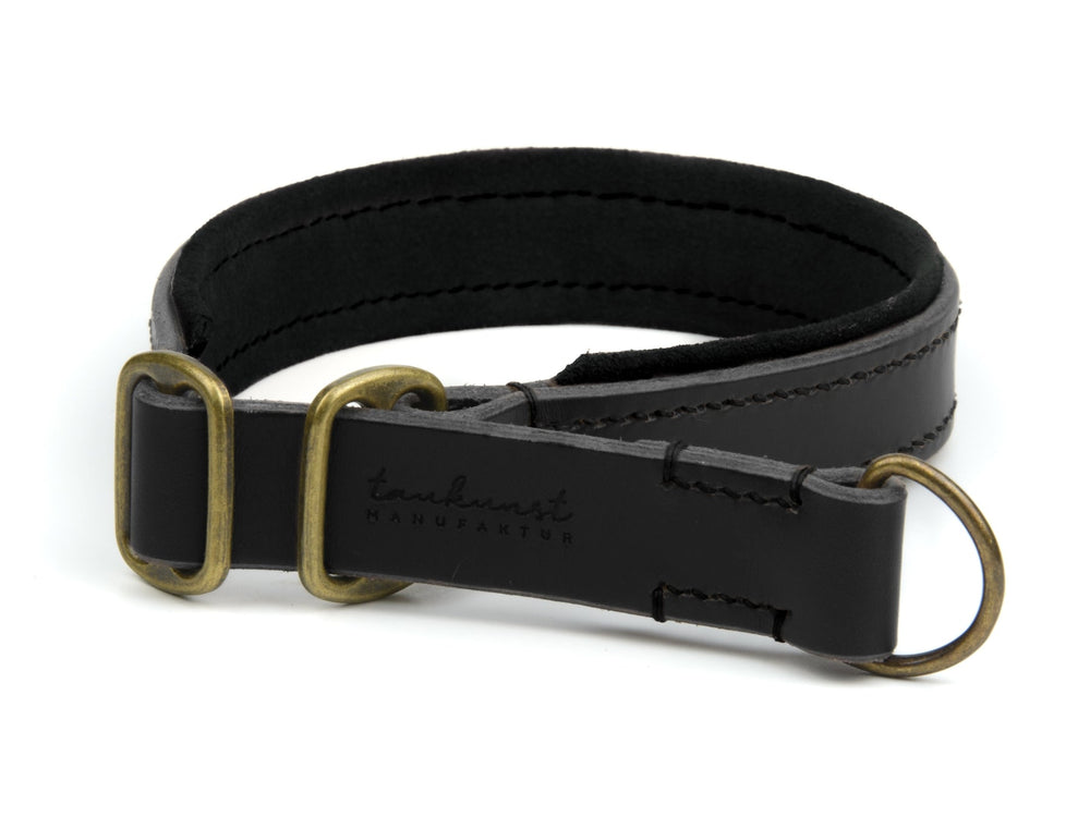 Schwarzes Lederhalsband mit D-Ringen und hellen Nähten, ideal für stilvolle Hunde. Robust und langlebig.
